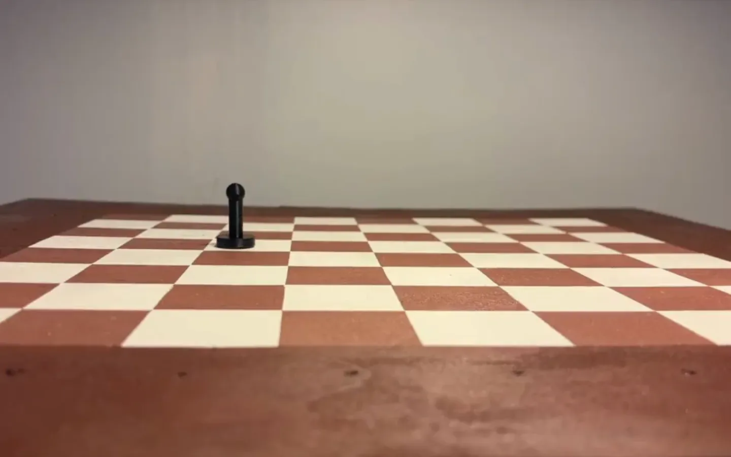 L’échiquier autonome : une pièce avance seule sur le plateau en bois.